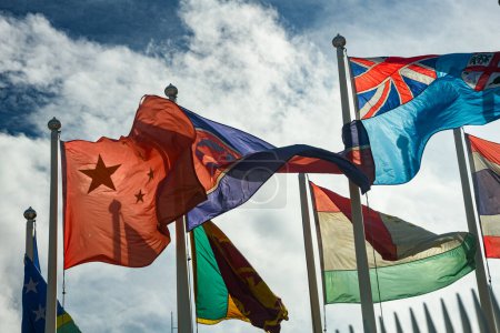 Téléchargez les photos : Association internationale du drapeau Dans le vent, oscillant avec le ciel bleu et le nuage - en image libre de droit
