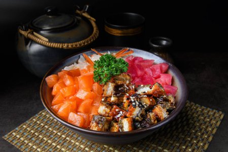 Téléchargez les photos : Chirashi donburi, plat de bol de riz avec une variété de garnitures, telles que sashimi, œufs de poisson et légumes. - en image libre de droit