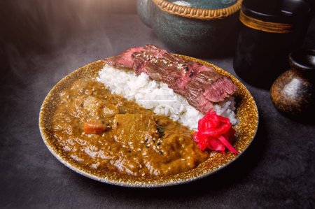 Téléchargez les photos : Riz Yaki niku kare ou bœuf japonais grillé au curry - en image libre de droit
