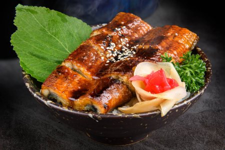 Téléchargez les photos : Anguille de style japonais grillé avec sauce sur tasse de riz - en image libre de droit