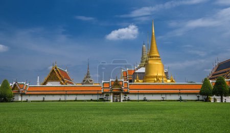 Téléchargez les photos : Photo du Wat Phra Kaew Morakot du Grand Palais, qui a un extérieur avec une belle pelouse verte. - en image libre de droit