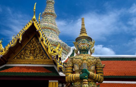 Téléchargez les photos : Statue géante dans le Temple du Bouddha Émeraude au Grand Palais en Thaïlande. - en image libre de droit