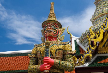Téléchargez les photos : Statue géante dans le Temple du Bouddha Émeraude au Grand Palais en Thaïlande. - en image libre de droit