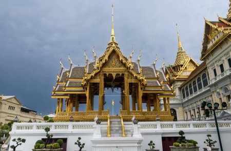 Téléchargez les photos : Ancien pavillon d'art thaïlandais Dans le Grand Palais, dans l'atmosphère des nuages de pluie - en image libre de droit