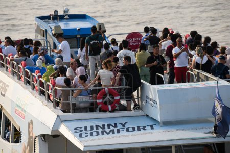 Téléchargez les photos : BANGKOK, THAÏLANDE - 9 octobre 2023 : Les touristes admirent le paysage d'un bateau d'excursion sur la rivière Chao Phraya, Bangkok, Thaïlande. - en image libre de droit