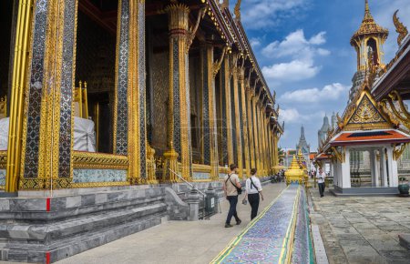 Téléchargez les photos : BANGKOK, THAÏLANDE - 17 octobre 2023 - Des touristes de divers pays visitent le Grand Palais et le Temple du Bouddha Émeraude en Thaïlande. - en image libre de droit