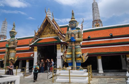 Téléchargez les photos : BANGKOK, THAÏLANDE - 17 octobre 2023 - Des touristes de divers pays visitent le Grand Palais et le Temple du Bouddha Émeraude en Thaïlande. - en image libre de droit