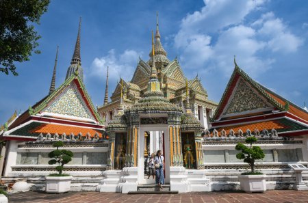 Téléchargez les photos : BANGKOK, THAÏLANDE - 17 octobre 2023 - Des touristes de divers pays visitent le temple Wat pho en Thaïlande. - en image libre de droit