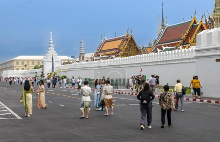 Téléchargez les photos : BANGKOK, THAÏLANDE - 30 avril 2023 : Des touristes de différents pays visitent le Grand Palais et le Temple du Bouddha Émeraude en Thaïlande. - en image libre de droit