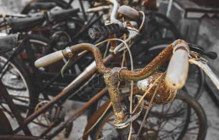 Téléchargez les photos : Des cimetières à vélo. Piles de vieux, sale, rouillé collection classique et vintage. - en image libre de droit