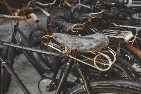 Téléchargez les photos : Des cimetières à vélo. Piles de vieux, sale, rouillé collection classique et vintage. - en image libre de droit