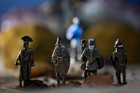 Téléchargez les photos : Roman soldier figurines.Small metal warrior figurines posed in small cinematic scenes.Gladiator,pretorian,legionary,ensign and a Infantry officer. - en image libre de droit