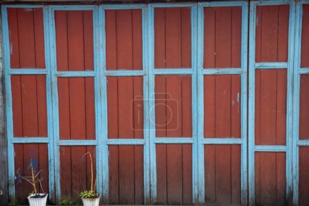 Téléchargez les photos : Porte de magasin traditionnelle en bois marron et bleu - en image libre de droit