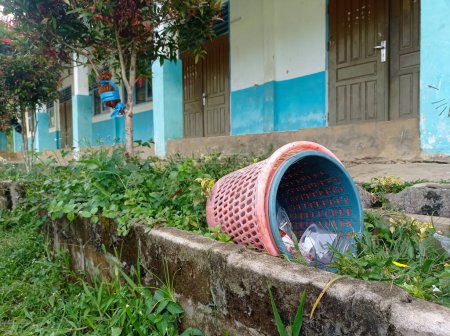 Foto de El cubo de basura de la escuela que cayó y fue abandonado - Imagen libre de derechos