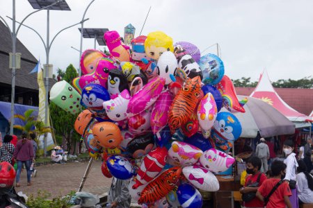 Téléchargez les photos : Barong Tongagara, West Kutai, Indonésie - 05 novembre 2022 - vendeur de ballons à gaz pour enfants - en image libre de droit