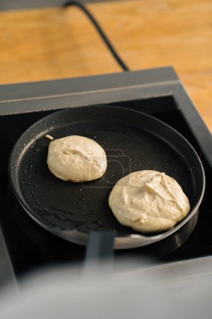 Foto de El proceso de hacer panqueques para el desayuno en sartén Primer plano - Imagen libre de derechos
