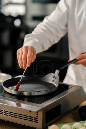 Foto de Cocinero profesional prepara panqueque - Imagen libre de derechos