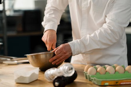 Téléchargez les photos : Chef cuisinier professionnel prépare crêpe - en image libre de droit