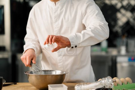 Foto de Cocinero profesional prepara panqueque - Imagen libre de derechos