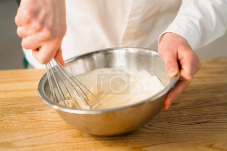 Téléchargez les photos : Chef cuisinier professionnel prépare crêpe - en image libre de droit