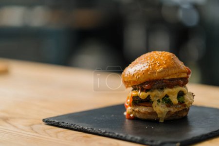 Foto de Sabrosa hamburguesa apetitosa primer plano Cheeseburger con carne empanada restaurante - Imagen libre de derechos