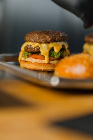 Téléchargez les photos : Délicieux hamburger appétissant gros plan Cheeseburger avec escalope de bœuf cuisine professionnelle - en image libre de droit