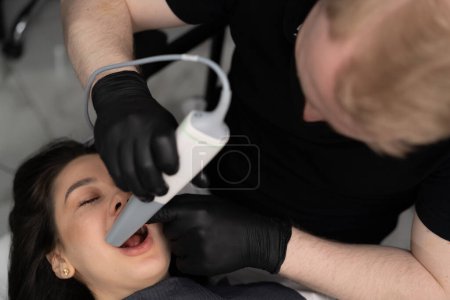 Foto de Odontología, el dentista hace una exploración 3D de los dientes del paciente - Imagen libre de derechos