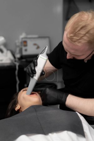 Téléchargez les photos : La dentisterie, le dentiste fait un scan 3D des dents du patient - en image libre de droit
