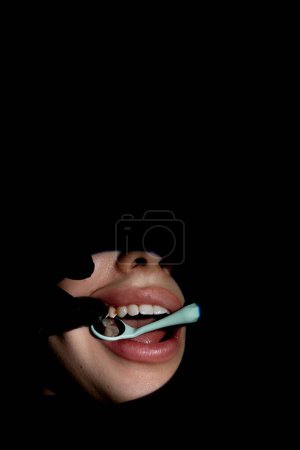 Téléchargez les photos : La dentisterie un dentiste examine les dents du patient - en image libre de droit