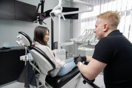 Téléchargez les photos : Patient en dentisterie en consultation avec un dentiste - en image libre de droit