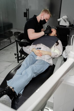 Téléchargez les photos : Examen dentaire des dents du patient - en image libre de droit