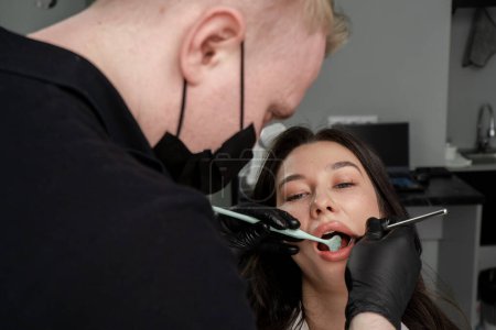 Foto de Examen odontológico de los dientes del paciente - Imagen libre de derechos
