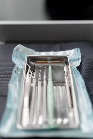 Téléchargez les photos : Outils de dentisterie du dentiste - en image libre de droit
