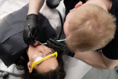 Téléchargez les photos : Dentisterie patiente à un rendez-vous chez le médecin pour un examen de la cavité buccale avec carie - en image libre de droit