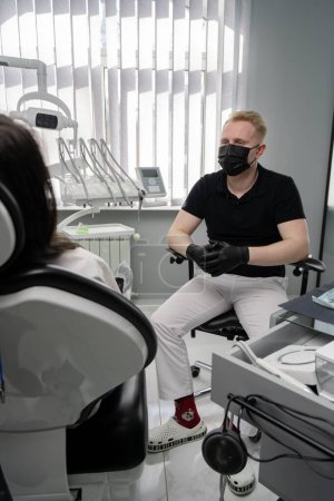 Foto de Paciente de odontología en consulta con un dentista - Imagen libre de derechos