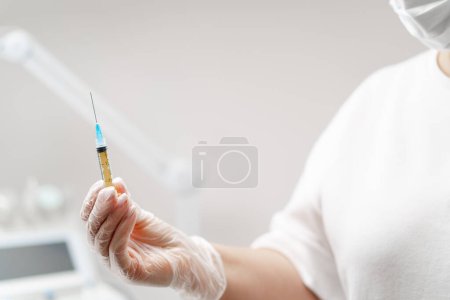 Téléchargez les photos : Mains de femme médecin seringue pour injection sur fond médical Le concept vaccination Injections de cosmétologie - en image libre de droit