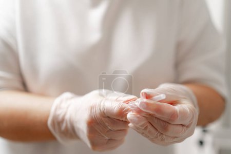 Téléchargez les photos : Mains de femme médecin seringue pour injection sur fond médical Le concept vaccination Injections de cosmétologie - en image libre de droit