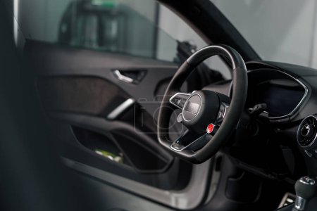 Téléchargez les photos : Volant de voiture Grands détails dans l'intérieur de la voiture Intérieur en cuir noir Voiture de luxe - en image libre de droit