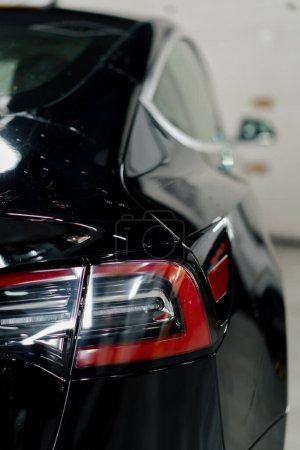 Téléchargez les photos : Détail rapproché des phares d'une voiture moderne de luxe noire Concept of passion driving car showrooms - en image libre de droit