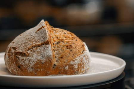 Téléchargez les photos : Gros plan, boulangerie - pain noir fraîchement cuit sur une surface tournante - en image libre de droit