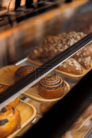 Téléchargez les photos : Comptoir plein de délicieux petits pains et pâtisseries dans la boutique, boulangerie - en image libre de droit