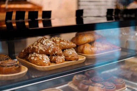 Foto de Croissant con almendras en el mostrador de la panadería - Imagen libre de derechos