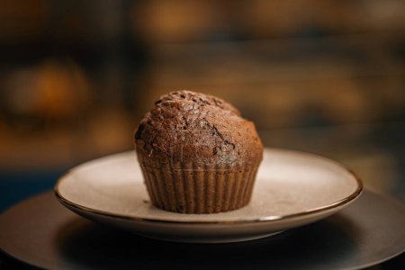 Foto de Primer plano, panadería - delicioso muffin en la superficie giratoria - Imagen libre de derechos