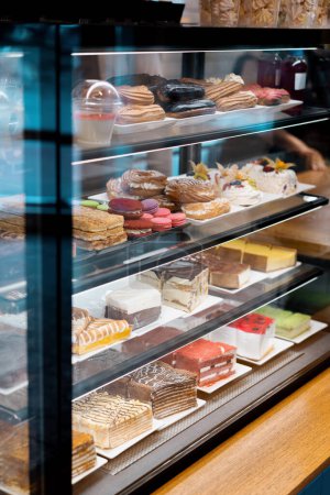 Foto de Deliciosos pasteles en el estante de la tienda, bollo, panadería - Imagen libre de derechos