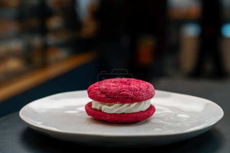 Foto de Primer plano, panadería - delicioso macaron rojo en la superficie giratoria - Imagen libre de derechos