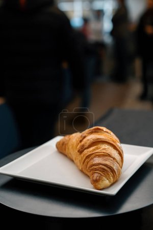 Téléchargez les photos : Gros plan, boulangerie - délicieux croissant sur surface tournante - en image libre de droit