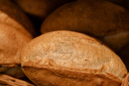 Foto de Pan recién horneado se sirve en cestas en el mostrador de panadería vista de cerca - Imagen libre de derechos