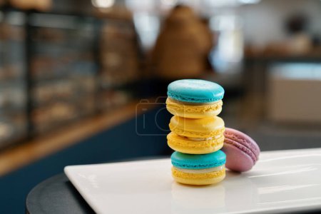 Foto de Primer plano, panadería - una pirámide de deliciosos macarrones de colores en la superficie giratoria - Imagen libre de derechos