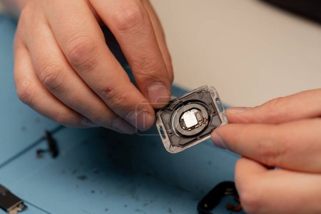 Foto de Macro shot - reloj inteligente que está siendo reparado por un ingeniero - Imagen libre de derechos