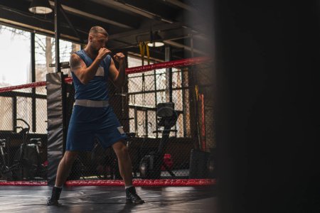 Foto de Un boxeador en el gimnasio que lucha con golpes de prácticas de sombras - Imagen libre de derechos